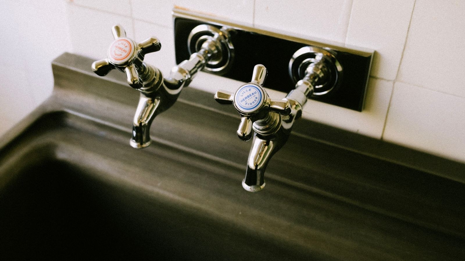 Chrome sink faucets