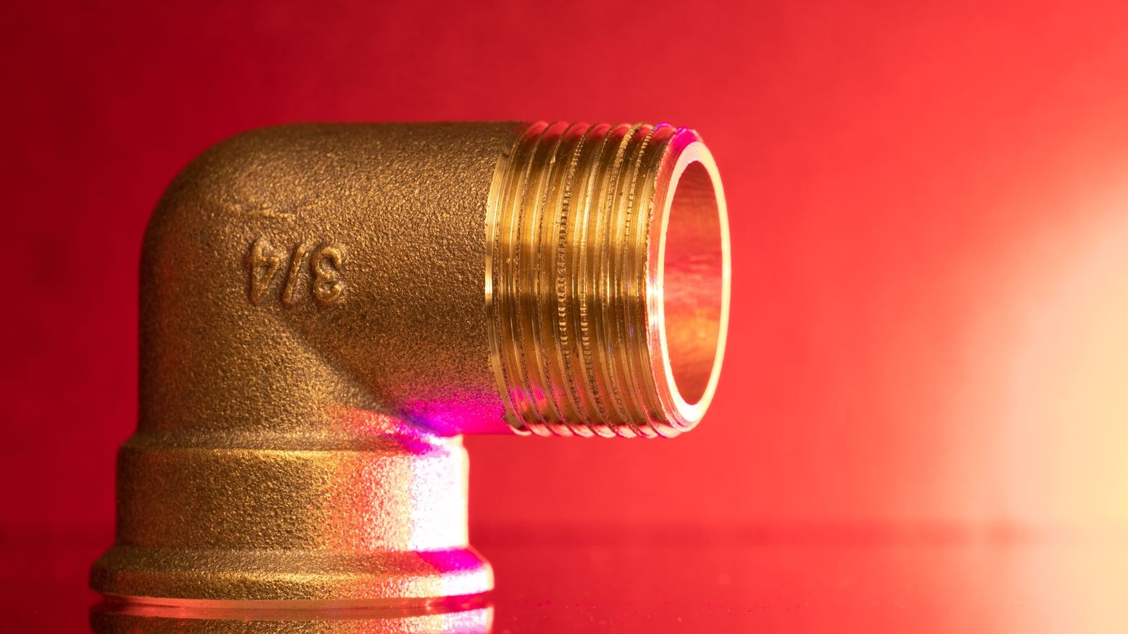 Brass pipe elbow fitting