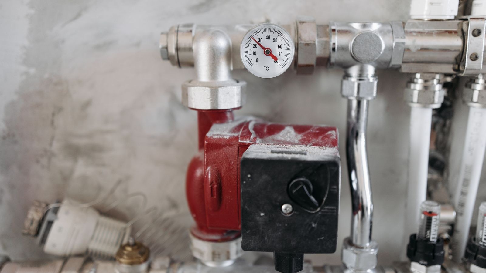 Mechanical piping and a pressure gauge